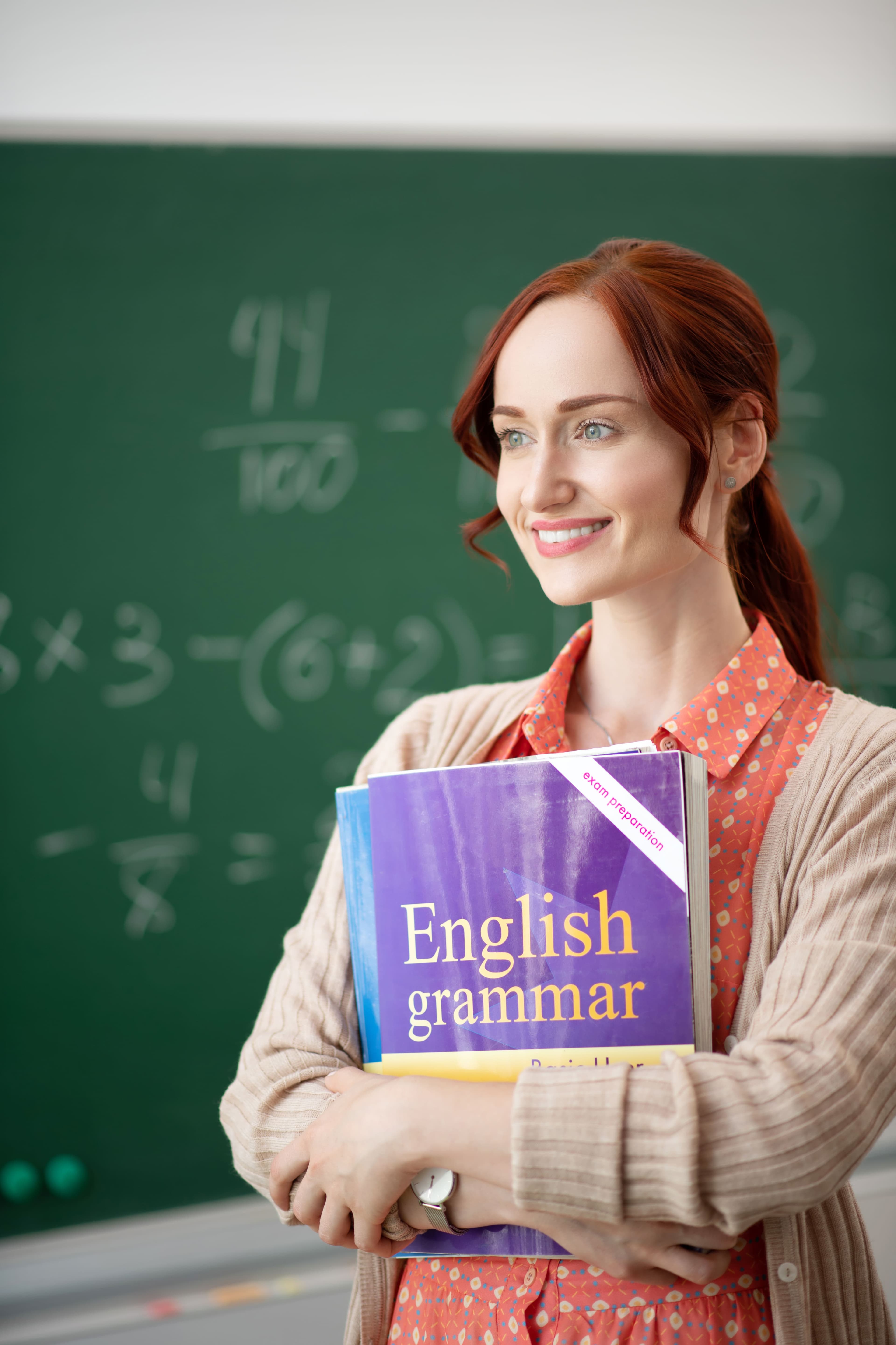 Docente de idiomas frente al tablero
